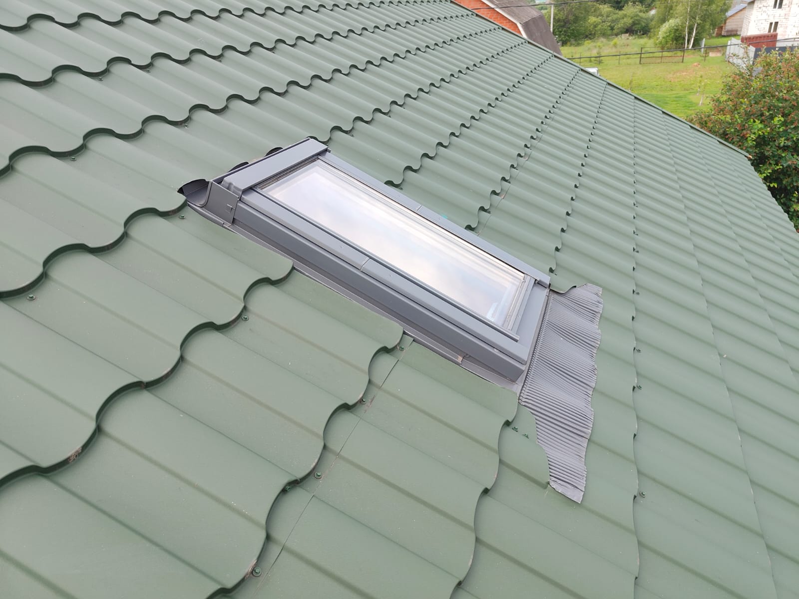 RoofLite мансардное окно 55×98 двухкамерное дерево + оклад универсальный 55×98
