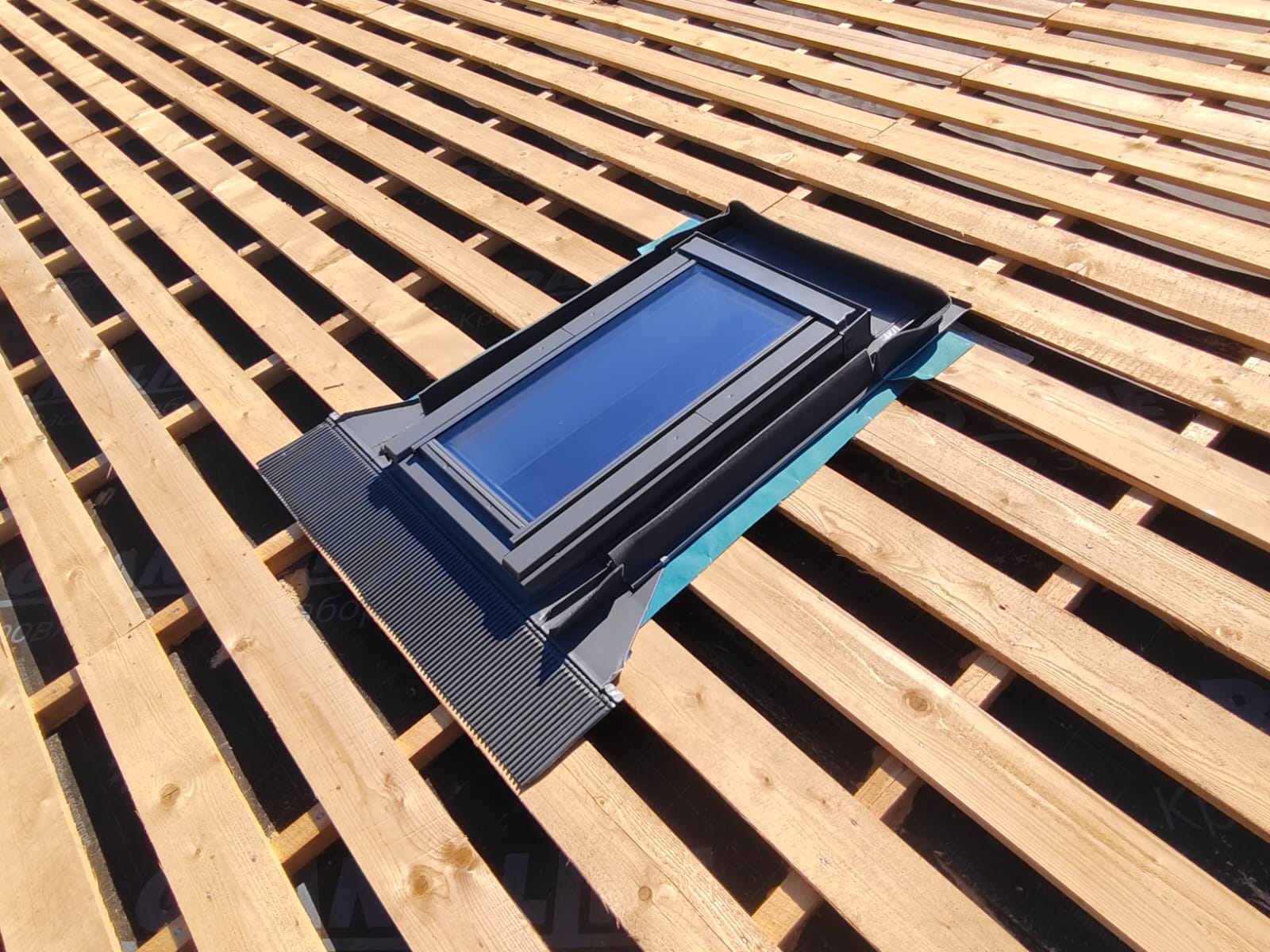 RoofLite мансардное окно 55×98 двухкамерное дерево + оклад универсальный 55×98